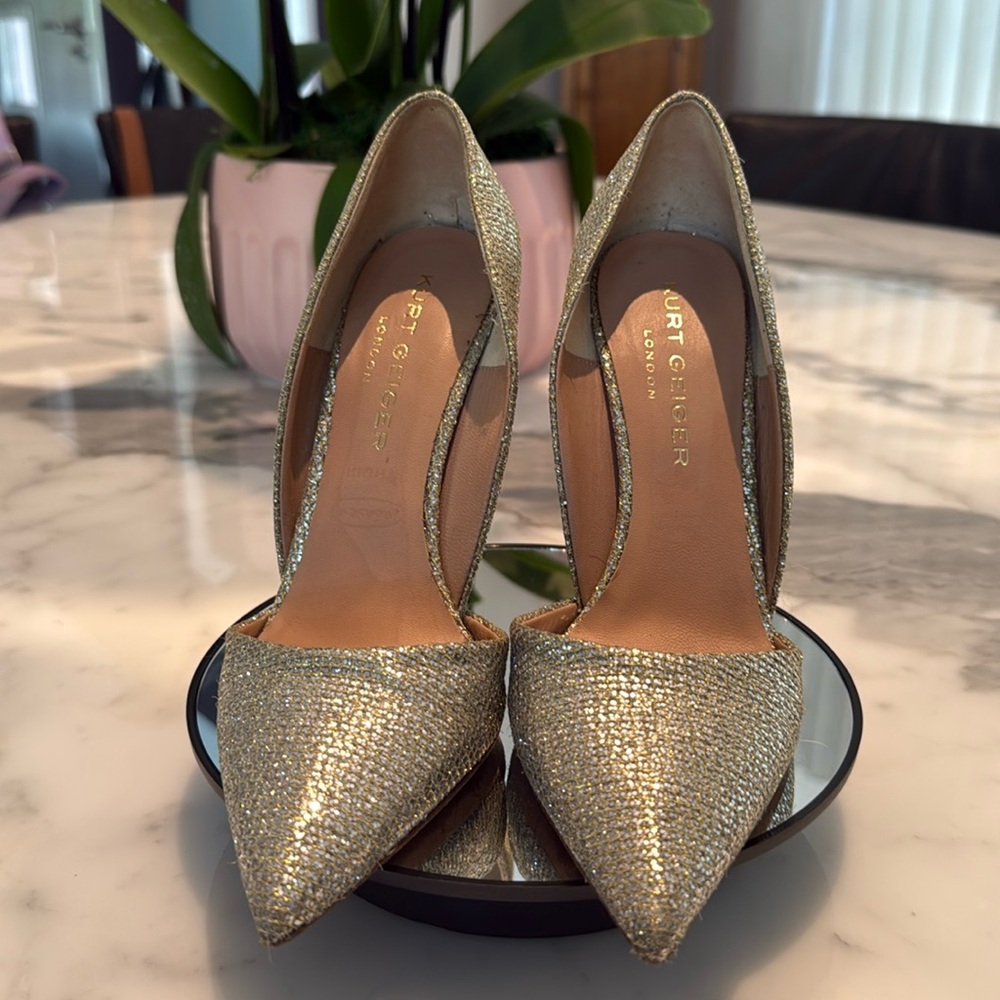 Kurt Geiger Bond 90 in Gold. In excellent condition.